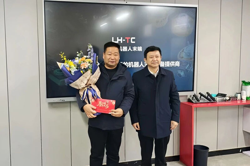 二七区委副书记、区长虎荣鑫莅临领航慰问指导，寄语企业深耕创新